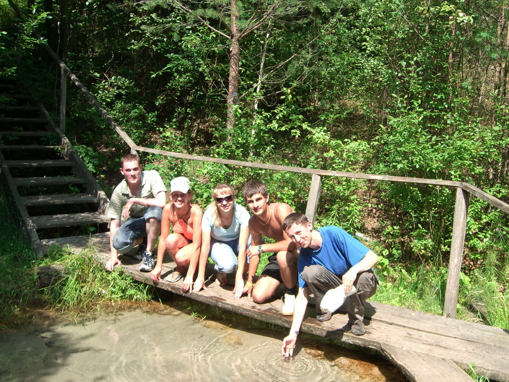 Летом вода в роднике холодная, а зимой — теплая.